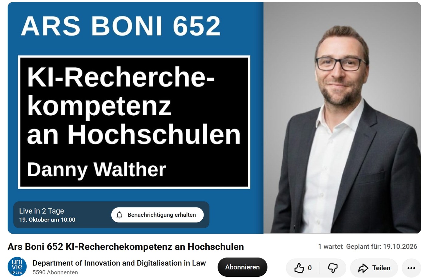 Ankündigung der Live-Folge „Ars Boni 652: KI-Recherchekompetenz an Hochschulen“ mit Danny Walther auf dem YouTube-Kanal des Department of Innovation and Digitalisation in Law der Universität Wien, geplant für den 19. Oktober 2026 um 10:00 Uhr. Links der Titel auf blauem Grund, rechts ein Porträtfoto von Danny Walther.